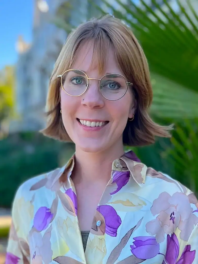 Therapist Elise Gibbs, Psy.D. smiling outdoors, promoting mental health and anxiety treatment.